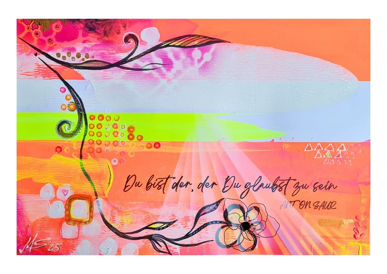 Bunte abstrakte Malerei mit floralen und geometrischen Elementen, darauf der Schriftzug 'Du bist der, der Du glaubst zu sein' von Anton Saur, vor einem Hintergrund aus Orange-, Rosa- und Grüntönen.